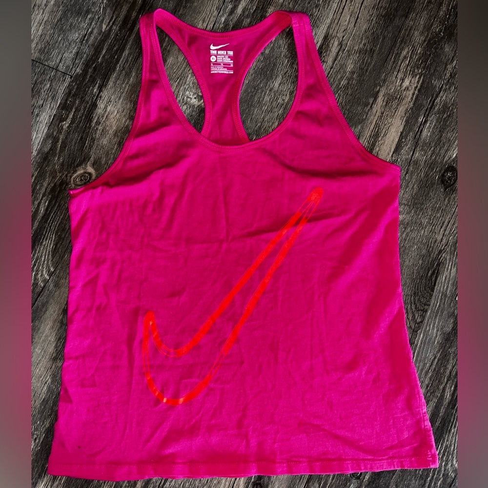 Woman’s Nike hot pink tank top sz XL no signs of wear. EUC